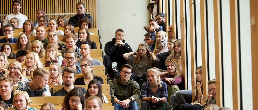 Dicht an dicht. Als Student ist man heutzutage über jeden Platz im Hörsaal froh.