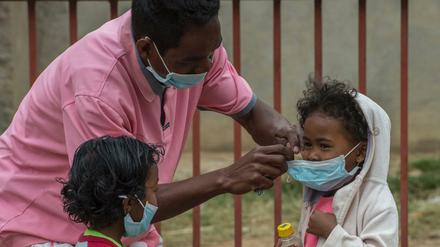 Die Lungenpest verbreitet sich auf Madagaskar rasant. Durch einen Mundschutz hoffen die Einwohner, der Ansteckung zu entgehen.