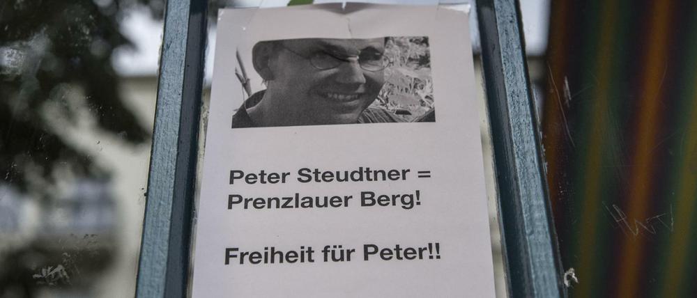 "Freiheit für Peter!!" steht am 24.07.2017 in Berlin an der Gethsemanekirche im Prenzlauer Berg auf einem Zettel.