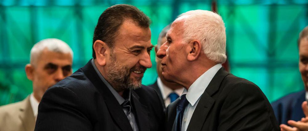 Der stellvertretende Hamas-Chef Saleh al-Aruri (l.) und Fatah-Unterhändler Azam al-Ahmad küssen sich nach der Unterzeichnung des Versöhnungsvertrags in Kairo. Im Dezember soll die Einheitsregierung die Kontrolle über den Gaza-Streifen übernehmen.