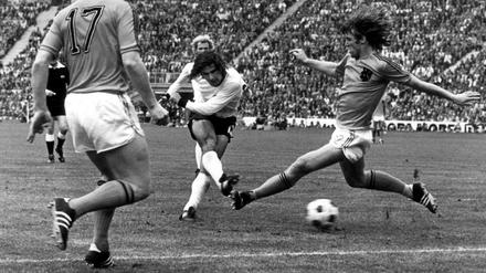 Gleich ist er drin: Gerd Müller (weißes Trikot) erzielt das 2:1 im WM-Finale 1974. 