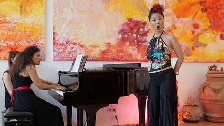 Stimmungsvoll bei Stimme. Sängerin Moon Suk in ihrem Salon, hier als "Carmen" aus Bizets Oper.