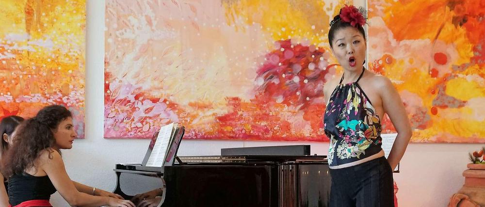 Stimmungsvoll bei Stimme. Sängerin Moon Suk in ihrem Salon, hier als "Carmen" aus Bizets Oper.