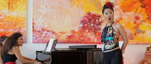 Stimmungsvoll bei Stimme. Sängerin Moon Suk in ihrem Salon, hier als "Carmen" aus Bizets Oper.