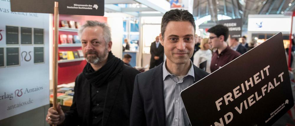 Gegen Rassismus und rechtes Gedankengut demonstrieren Teilnehmer einer Kundgebung auf der Buchmesse in Frankfurt vor den Messeständen rechter Verlage.