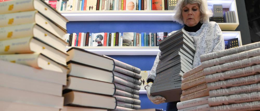 Bücherflut. Aufbauarbeiten bei der Frankfurter Buchmesse.