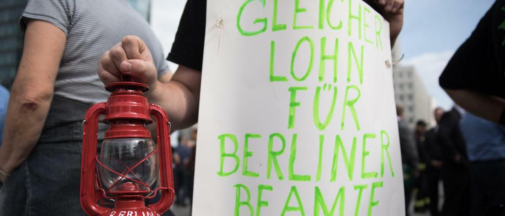 Seit Jahren kämpfen Berliner Beamte und Richter für eine Angleichung ihrer Gehälter ans Bundesniveau.