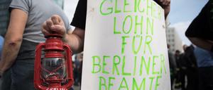 Seit Jahren kämpfen Berliner Beamte und Richter für eine Angleichung ihrer Gehälter ans Bundesniveau.