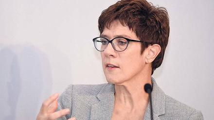 Die saarländische Ministerpräsidentin Annegret Kramp-Karrenbauer sieht heftige Sparbemühungen beim Saarländischen Rundfunk.