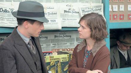 „Eine Overstolz und eine Zeitung“. Vor einem Kiosk am Alexanderplatz treffen sich Gereon Rath (Volker Bruch) und Charlotte Ritter (Liv Lisa Fries) wieder. Bei der ersten Begegnung lag der Kommissar zitternd auf dem Toilettenboden. Nichts ist in der TV-Serie „Babylon Berlin“ so wie es auf den ersten Blick scheint. 