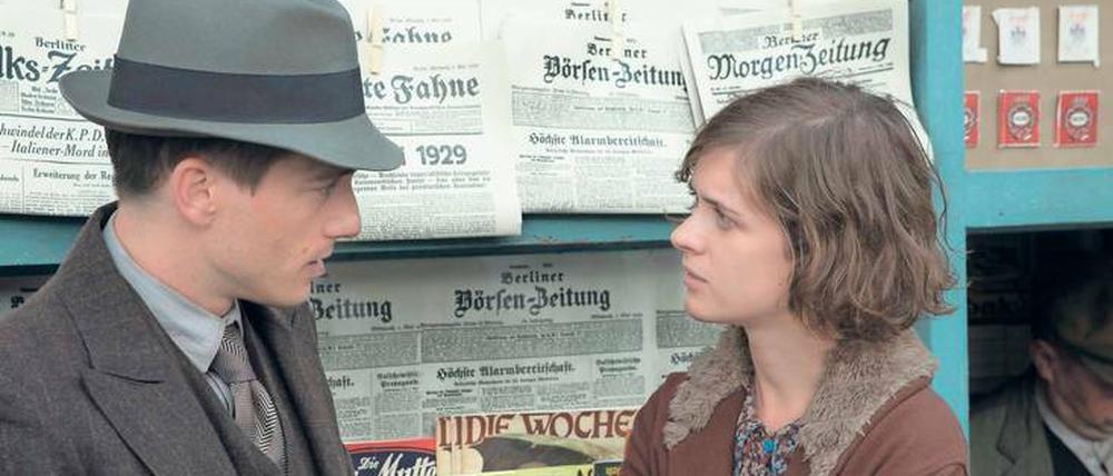 „Eine Overstolz und eine Zeitung“. Vor einem Kiosk am Alexanderplatz treffen sich Gereon Rath (Volker Bruch) und Charlotte Ritter (Liv Lisa Fries) wieder. Bei der ersten Begegnung lag der Kommissar zitternd auf dem Toilettenboden. Nichts ist in der TV-Serie „Babylon Berlin“ so wie es auf den ersten Blick scheint.