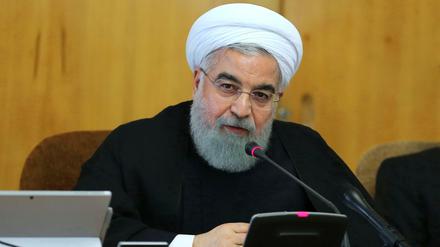 Der iranische Präsident Hassan Ruhani - hier auf einem von seinem Büro verbreiteten Foto - bremst beim Atomprogramm seines Landes. Doch die paramilitärischen Revolutionsgarden drängen darauf, das Programm fortzuführen. 
