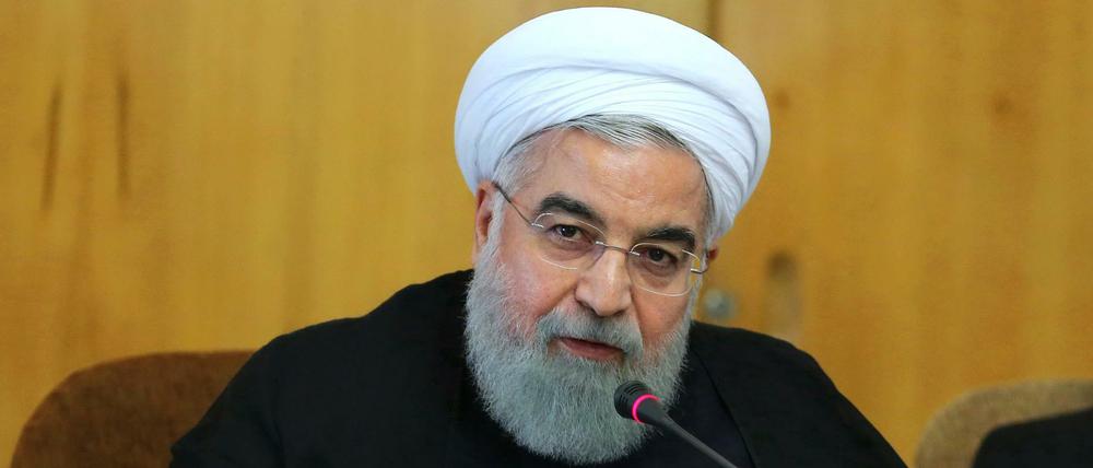 Der iranische Präsident Hassan Ruhani - hier auf einem von seinem Büro verbreiteten Foto - bremst beim Atomprogramm seines Landes. Doch die paramilitärischen Revolutionsgarden drängen darauf, das Programm fortzuführen. 