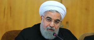 Der iranische Präsident Hassan Ruhani - hier auf einem von seinem Büro verbreiteten Foto - bremst beim Atomprogramm seines Landes. Doch die paramilitärischen Revolutionsgarden drängen darauf, das Programm fortzuführen. 