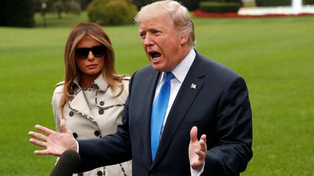 Donald Trump spricht nach seiner Rede zum Irandeal mit Reportern.