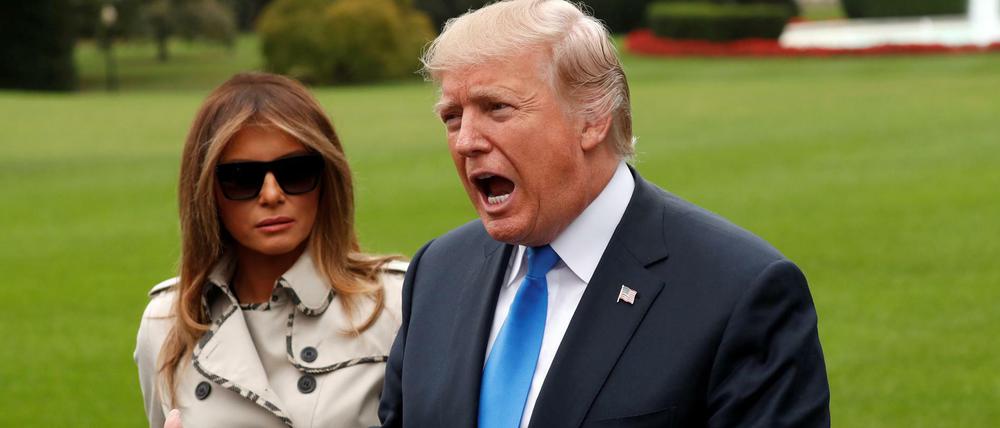 Donald Trump spricht nach seiner Rede zum Irandeal mit Reportern.