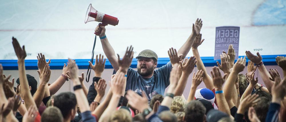 Als das Schweigen vorbei war. Ab Mitte des ersten Drittels jubelten die Fans der Eisbären dann doch am Donnerstag.