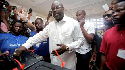George Weah gab seine Stimme in Monrovia ab.