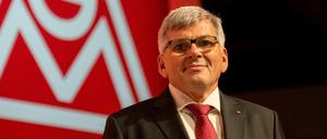 Macht ein Fass auf: IG-Metall-Chef Jörg Hofmann fordert Arbeitszeitverkürzung.