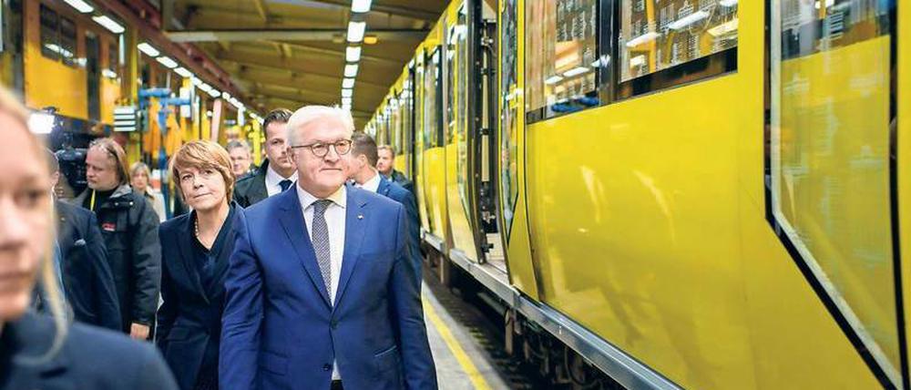 Bei seinem Antrittsbesuch in Berlin versuchte sich Frank-Walter Steinmeier als U-Bahn-Fahrer.