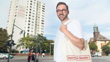 Mit Brille und Jute-Beutel. Vom Outfit her passt Joschka Langenbrinck gut nach Nordneukölln. Doch der Wahlkreis des SPD-Politikers liegt im Süden. 