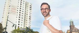 Mit Brille und Jute-Beutel. Vom Outfit her passt Joschka Langenbrinck gut nach Nordneukölln. Doch der Wahlkreis des SPD-Politikers liegt im Süden. 