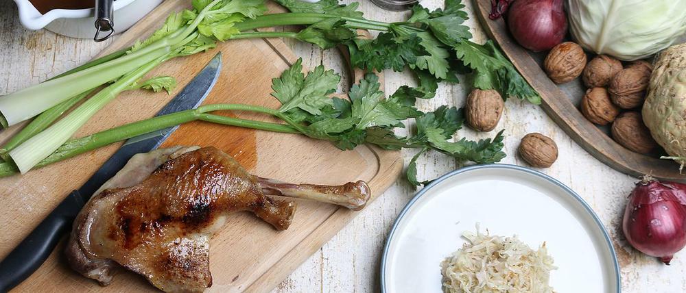 Gänsekeule mit Spitzkohl. Im Herbst schmecken deftige Gerichte besonders gut.