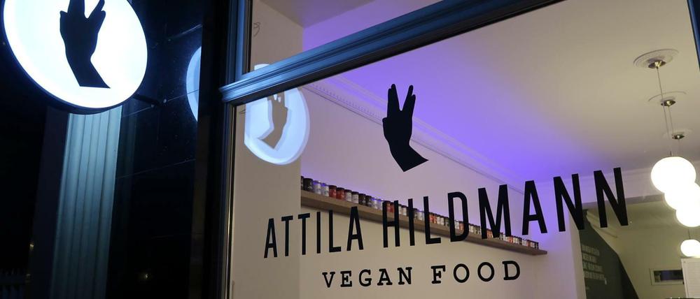 Anfang Mai hat Attila Hildmann seine erste Snackbar in der Schillerstraße eröffnet.