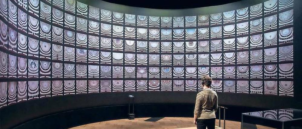 Multimedia-Spektakel. Die weite Welt der Opernbühnen – und die Konsumentin mit Kopfhörer.