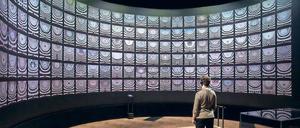 Multimedia-Spektakel. Die weite Welt der Opernbühnen – und die Konsumentin mit Kopfhörer.