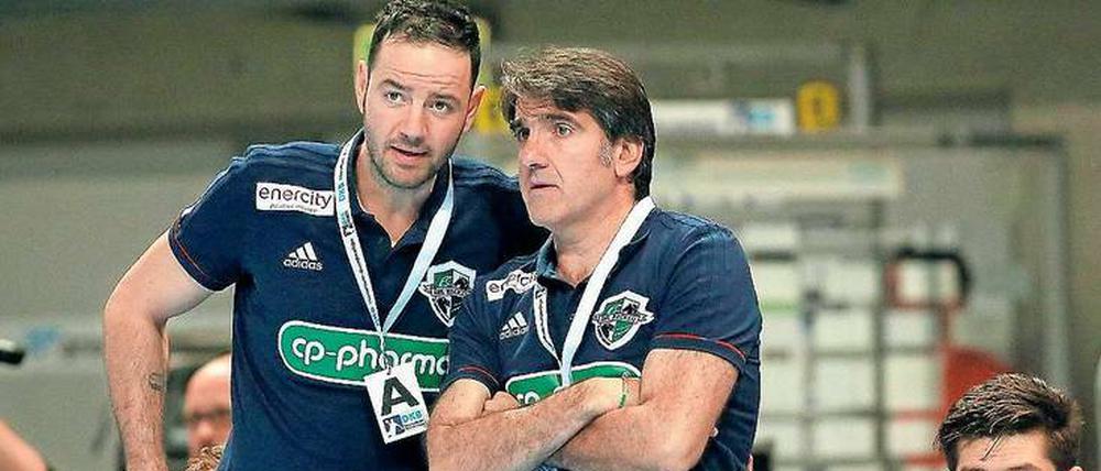 Wiedersehen macht Freunde. Carlos Ortega und sein Co-Trainer Iker Romero (links) feierten in Hannover einen perfekten Einstand. Bereits 2005 standen sie beim FC Barcelona als Spieler in einer Mannschaft und gewannen die Champions League.