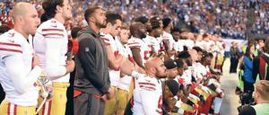 Stehen oder knien? Die Mannschaft der San Francisco 49ers ist da unentschieden. Dass sich überhaupt einige von ihnen nicht zur Hymne hinstellten, brachte US-Vizepräsident Mike Pence bei diesem Spiel dazu, das Stadion zu verlassen. Foto: Michael Conroy/dpa