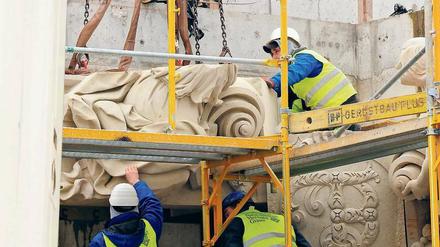 Schlossakkord. An der Fassade des Humboldt-Forums hängt bereits der wichtigste Schmuck - und der Innenausbau läuft auf Hochtouren.