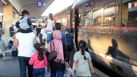 Um illegale Migration zu bekämpfen, will die EU-Kommission mindestens 50 000 Flüchtlingen in den kommenden beiden Jahren die legale Einreise nach Europa zu ermöglichen.