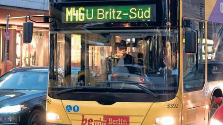 Noch werden die Berliner Busse von Fahrern manövriert. Ob sich autonomes Fahren bewährt, wollen das Land Berlin, die BVG und die Charité in einem Projekt testen. 