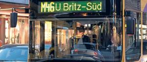 Noch werden die Berliner Busse von Fahrern manövriert. Ob sich autonomes Fahren bewährt, wollen das Land Berlin, die BVG und die Charité in einem Projekt testen. 