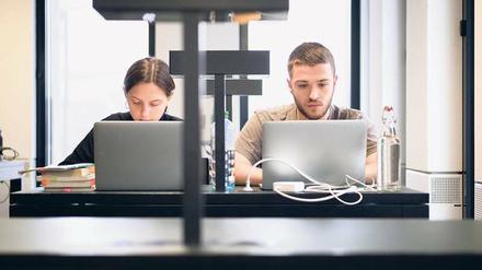 Besonders junge Menschen – wie hier im Grimm-Zentrum der Humboldt-Universität – können sich eine Welt ohne digitale Medien kaum vorstellen. 