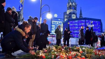 Trauer am Breitscheidplatz wenige Tage nach dem Anschlag im Dezember 2016. Foto: Britta Pedersen/dpa