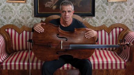 Sein Cello singt und flüstert. Der Italiener Giovanni Solima, 54.