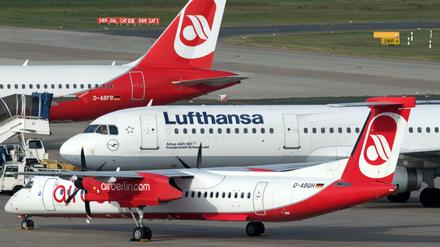 Eng verwoben: Flugzeuge von Lufthansa und Air Berlin auf dem Flughafen Berlin-Tegel. 