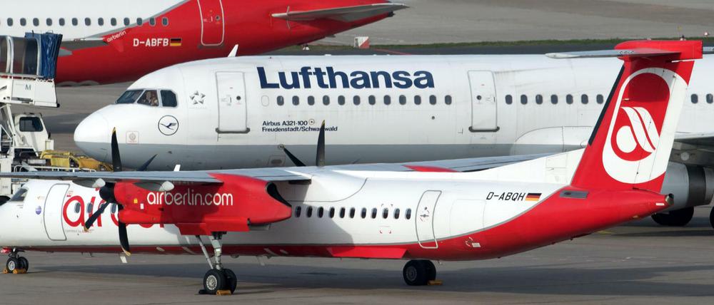 Eng verwoben: Flugzeuge von Lufthansa und Air Berlin auf dem Flughafen Berlin-Tegel.