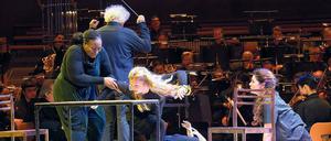 Silberschopf im Mittelpunkt. Simon Rattle dirigiert die szenische Einrichtung von Peter Sellars, mit Paulina Malefane als Försterin, Lucy Crowe als Füchsin, Burkhard Ulrich als Schulmeister und Anna Lapkovskaja als Dackel.