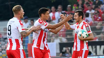 Bis vor drei Wochen war Damir Kreilach (Mitte) aus der Startelf des 1. FC Union nicht wegzudenken, zuletzt musste er seinen Kollegen beim Jubeln von draußen zuschauen. 