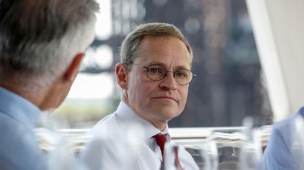 Berlins Regierender Bürgermeister Michael Müller (SPD) setzt seinen Fünf-Punkte-Plan zu Tegel um und benennt einen Schlichter.