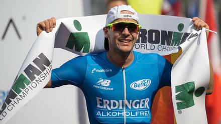 Sieger in Rekordzeit: Patrick Lange feiert den gewinn der Ironman-Weltmeisterschaft auf Hawaii. 