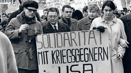 Demonstration und Sit-in: In Berlin demonstrieren am 5. Februar 1966 Tausende gegen den Vietnamkrieg (Li. im Bild E. Krippendorff, später Professor der Freien Universität, und der Kabarettist W. Neuss). Am 22. Juni 1966 findet an der Freien Universität das erste Sit-in (Sitzstreik) an einer bundesdeutschen Uni statt, mit einem Teach-in über hochschulpolitische Themen. Rund 3000 Studenten nehmen an der zehnstündigen Aktion teil.