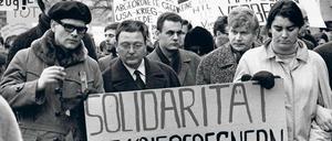 Demonstration und Sit-in: In Berlin demonstrieren am 5. Februar 1966 Tausende gegen den Vietnamkrieg (Li. im Bild E. Krippendorff, später Professor der Freien Universität, und der Kabarettist W. Neuss). Am 22. Juni 1966 findet an der Freien Universität das erste Sit-in (Sitzstreik) an einer bundesdeutschen Uni statt, mit einem Teach-in über hochschulpolitische Themen. Rund 3000 Studenten nehmen an der zehnstündigen Aktion teil.