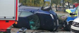 Bei dem Unfall mit dem Streifenwagen kippte der Audi auf die Seite.