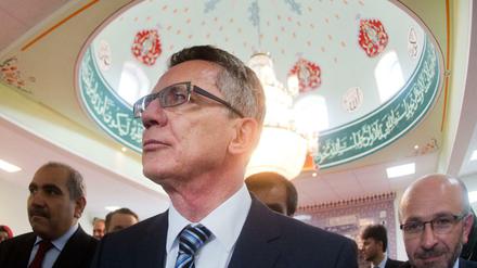 Bundesinnenminister Thomas de Maizière (M, CDU) bei einem Besuch der Moschee Eyüp Sultan Camii in Ronnenberg in der Region Hannover (Niedersachsen) im Herbst 2014. 