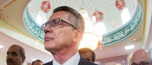 Bundesinnenminister Thomas de Maizière (M, CDU) bei einem Besuch der Moschee Eyüp Sultan Camii in Ronnenberg in der Region Hannover (Niedersachsen) im Herbst 2014. 